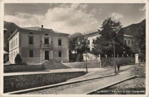 stavba Občine Tolmin na razglednici, ki je bila iz Tolmina odposlana 21. avgusta 1935 (Arhiv Tolminskega muzeja) 